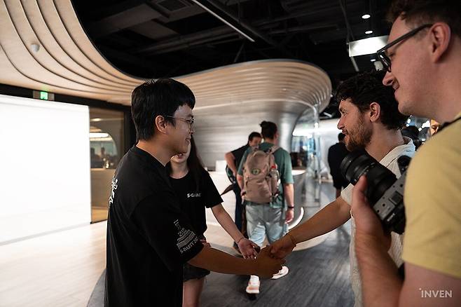 ▲ CEO인 량 치웨이, Soulframe이 현장을 찾은 미디어 및 인플루언서들과 인사를 나누고 있다