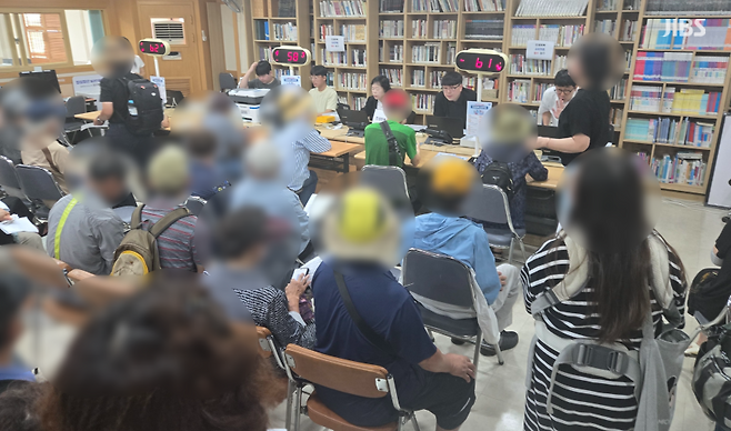 민생회복 소비쿠폰 신청 접수 첫날인 지난 21일 오전 제주시 연동주민센터에 쿠폰 신청을 위해 민원인들이 기다리는 모습 (사진, 신효은 기자)