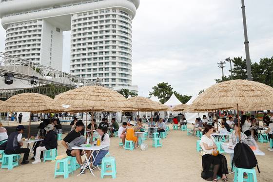 탁 트인 바다와 울창한 송림이 있는 강원 강릉시 경포해변에서 시원한 맥주 한 잔을 즐길 수 있는 '제5회 강릉 비치비어 페스티벌'이 경포해변 중앙광장 일원에서 열렸던 모습. [연합뉴스]