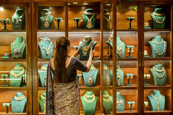지난 4월 2일 인도 암리차르의 한 매장에서 직원이 금 장신구를 진열하고 있다. AFP=연합뉴스