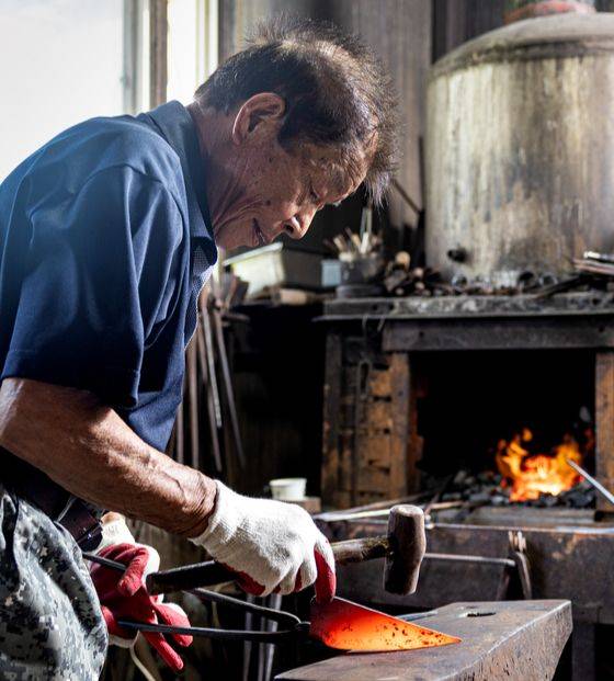 35도 폭염이 이어진 지난 22일 이규산 대장장이가 인천시 옹진군 영흥민속대장간에서 작업에 몰두하고 있다. 김정훈 기자