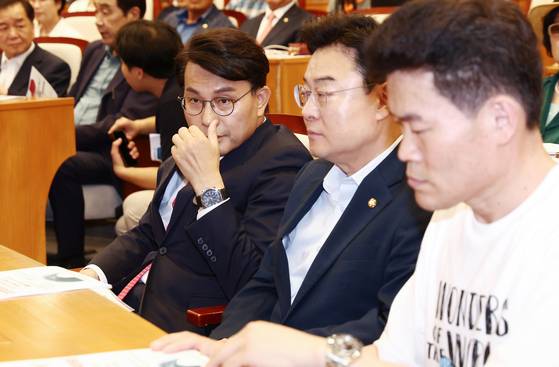 윤상현 국민의힘 의원이 14일 국회에서 주최한 ‘무엇을 할 것인가? 자유공화 리셋코리아를 위하여’ 토론회에 전한길(오른쪽)씨가 연사로 참석했다. 윤석열 전 대통령을 적극 옹호해온 전씨의 입당으로 국민의힘에선 “전씨를 품어야 한다” “극우세력과 선을 그어야 한다”는 논쟁이 거세다. [뉴스1]