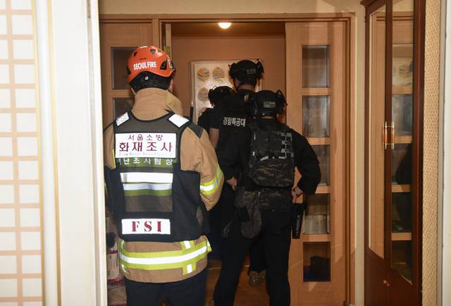 ▲ 지난 21일 인천 송도국제도시 아파트에서 60대 남성이 아들을 사제총기로 살해한 뒤 체포됐다. 경찰이 21일 집에 폭발물을 설치했다는 피의자 진술을 토대로 서울 도봉구 피의자 자택을 수색하고 있다. 연합뉴스