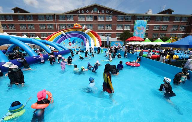 ▲ 폭염의 날씨가 계속되는 26일 서울 성북구 숭덕초등학교에서 열린 제9회 성북문화바캉스에서 어린이들이 물놀이를 하며 즐거운 시간을 보내고 있다. 연합뉴스