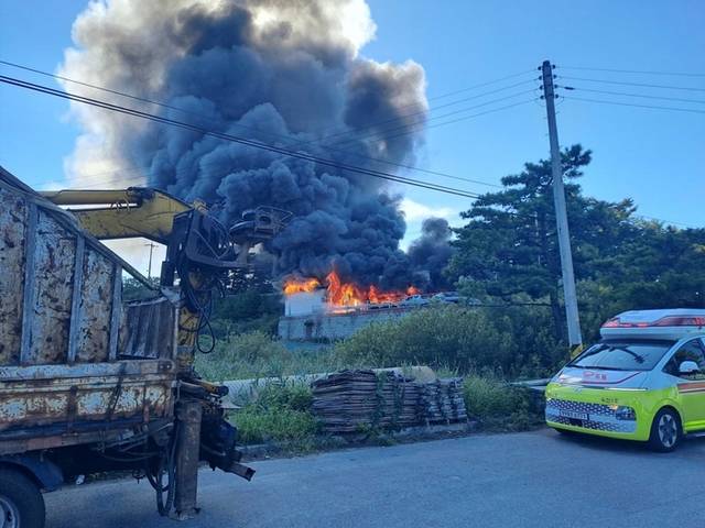 ▲ 26일 오후 3시 51분쯤 강원 강릉시 유산동의 한 자동차정비소에서 불이 나 소방당국이 진화에 나섰다.강릉소방서 제공
