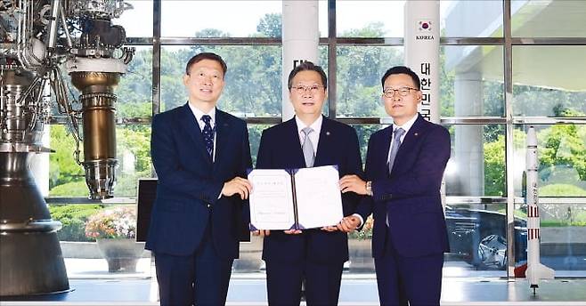 우주항공청과 한국항공우주연구원은 25일 대전 항우연 본원에서 한국형 발사체 누리호 개발 기술을 한화에어로스페이스에 이전하는 계약을 체결했다. 이상철 항우연 원장(왼쪽부터), 윤영빈 우주청장, 손재일 한화에어로스페이스 대표가 계약 체결 후 기념 촬영을 하고 있다.  /항우연 제공