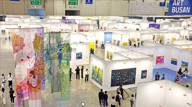 < 아트페어는 '썰렁' > 지난 5월 8일 부산 우동 벡스코에서 열린 미술품 장터 ‘아트부산 2025’ 개막일 전경. 올해 관람객은 6만여 명으로 전년 대비 1만 명가량 줄었다.  /연합뉴스