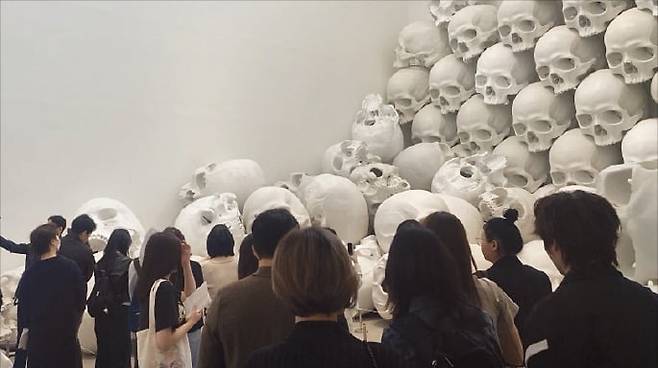 < 전시장 북적이는데… > 관람객들이 지난 4월 서울 소격동 국립현대미술관 서울에서 론 뮤익의 작품을 보고 있다. /국립현대미술관 제공