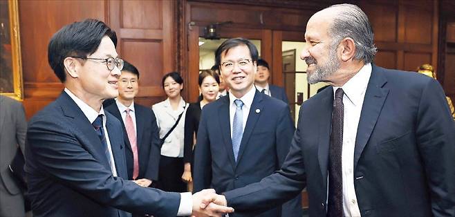 < 한·미 산업수장, 악수는 했지만… > 김정관 산업통상자원부 장관이 24일(현지시간) 미국 워싱턴DC 상무부 회의실에서 하워드 러트닉 미국 상무장관(오른쪽)을 만나 악수하고 있다. 양측은 한·미 관세협상 등을 논의했다.  /산업통상자원부 제공