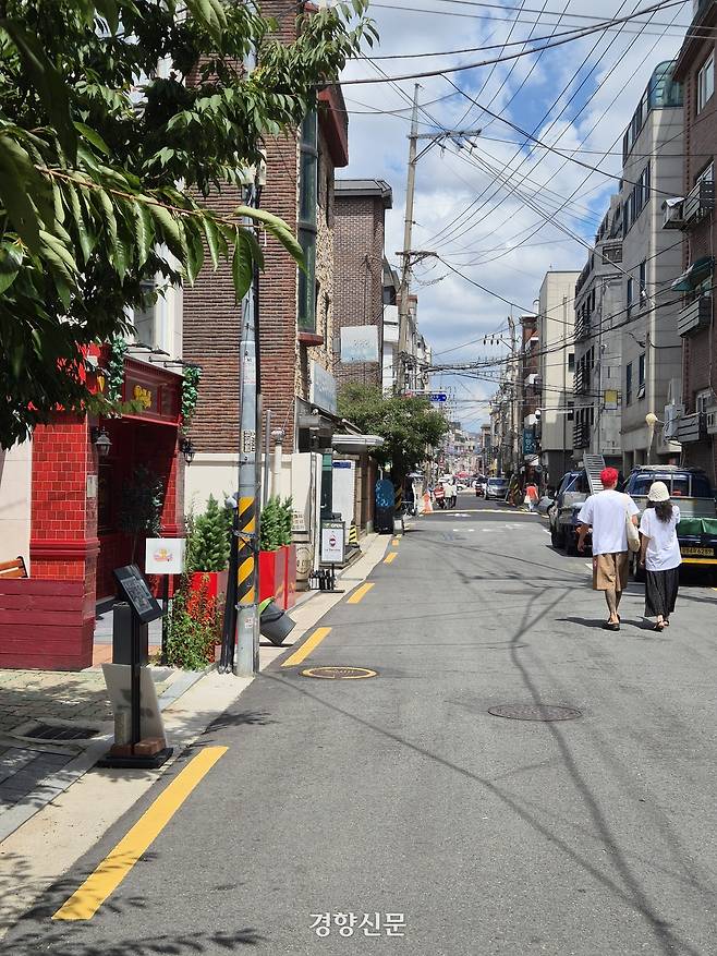 망원동 상권이란 말 그대로 골목상권, 그러니까 골목마다 빠짐없이 침투한 가게의 집합이다. 허남설 기자