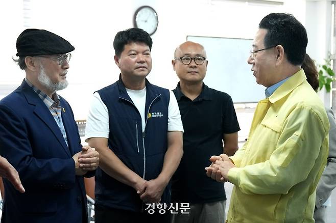 김영록 전남도지사가 25일 나주 공익활동지원센터를 방문, 나주 이주노동자 인권침해 피해자와 면담을 마친 뒤 관계자들과 이야기를 나누고 있다. 전남도 제공