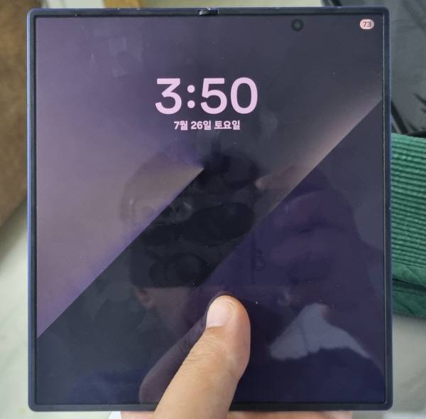 한손으로 갤럭시 Z폴드 7를 쥐었다. 정옥재 기자