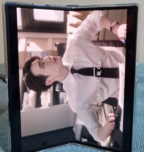 갤럭시 Z폴드 7를 누워서 볼 때 반쯤 접어서 눕힌 채로 감상해도 된다. 정옥재 기자