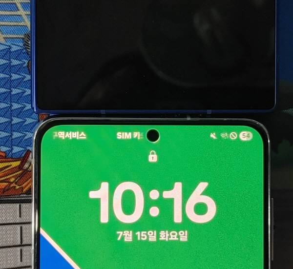 위의 제품은 갤럭시 Z폴드 7를 접은 커버 디스플레이이고 아래쪽은 갤럭시 S21이다. 갤럭시 Z폴드 7를 접은 상태에서 가로 폭은 S21과 비슷하다. 정옥재 기자