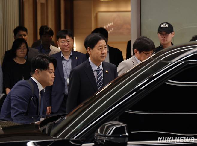 한미 간 ‘2+2 통상협상’을 위해 미국으로 출국하려던 구윤철 경제부총리 겸 기획재정부 장관이 24일 인천국제공항 제2터미널을 빠져나오고 있다. 기재부는 24일 오전 “미국과 예정됐던 25일 ‘2+2 협상’은 미국 스콧 베선트 재무장관의 긴급한 일정으로 인해 개최하지 못하게 됐다”고 밝혔다. 사진공동취재단&nbsp;