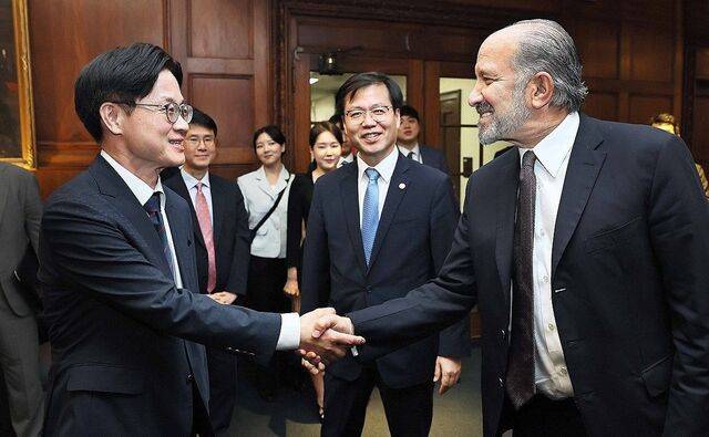 김정관 산업통상자원부 장관이 24일(현지시간) 미국 워싱턴 DC 상무부 회의실에서 하워드 러트닉 상무부 장관과 악수하고 있다. 산업통상자원부 제공