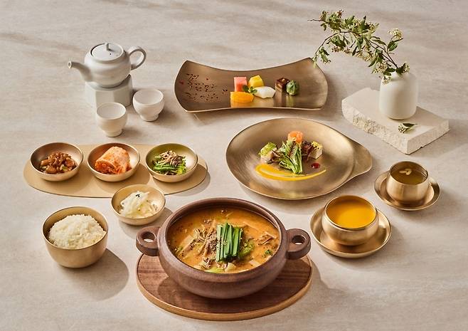 워커힐의 한식당 ‘온달’에서 여름 시즌 한정 선보이는 ‘흑염소탕’ .