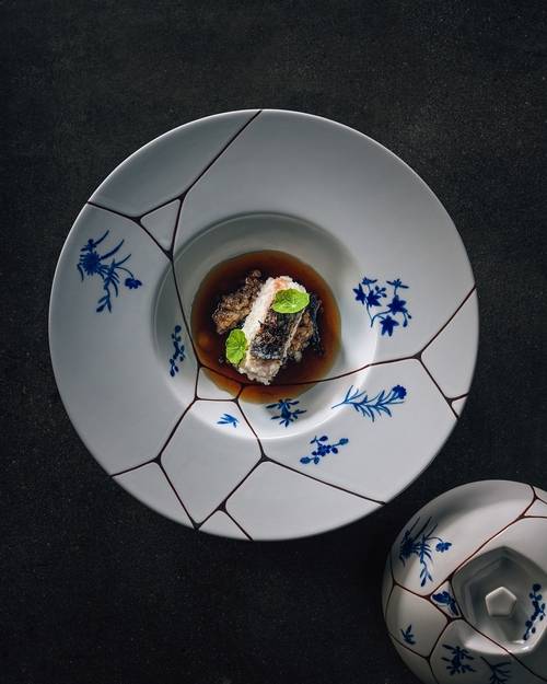 조선 팰리스 더 그레이트 홍연이 선보인 능이 버섯과 민어 찹쌀 찜.