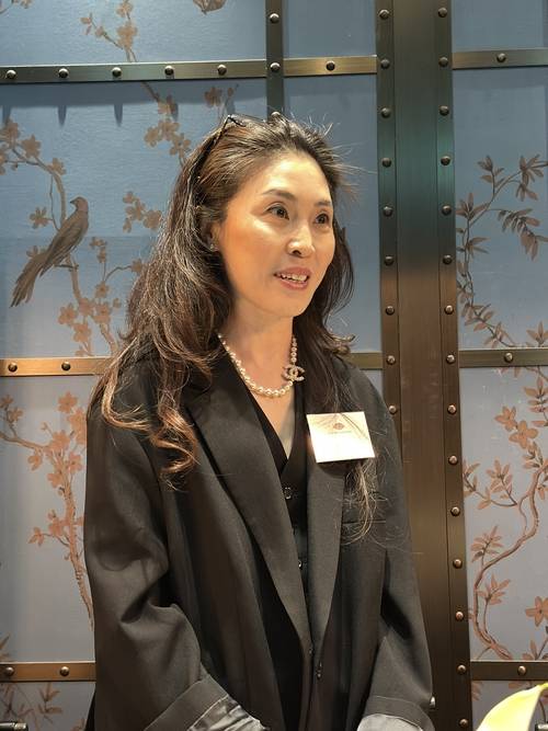 설명하고 있는 셀린 두(Celine Du) 만다린 오리엔탈 호텔 그룹 세일즈 마케팅 부사장 / 사진=권효정 여행+ 기자