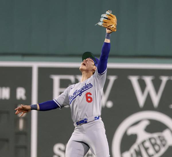 김혜성이 3회말 수비 도중 타구를 잡고 있다. 사진= AP= 연합뉴스 제공