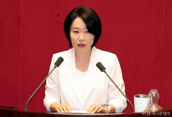 [서울=뉴시스] 조성봉 기자 = 이소영 더불어민주당 의원이 4일 오후 서울 여의도 국회에서 열린 제426회 국회(임시회) 제5차 본회의에서 2회 추가경정예산안에 대한 찬성 토론을 하고 있다. 2025.07.04. suncho21@newsis.com /사진=조성봉