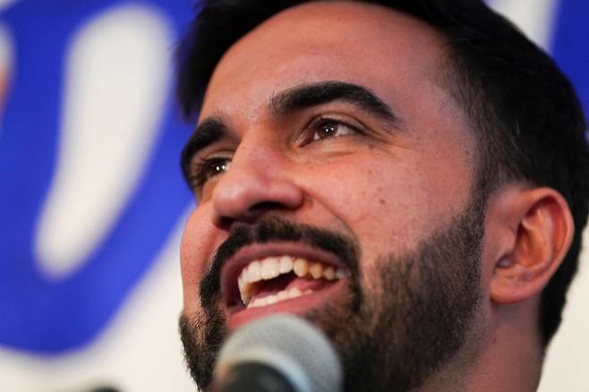 조란 맘다니가 6월 25일(현지시간) 뉴욕시장을 뽑는 선거에 출마할 민주당 후보를 선출하는 예비선거 행사에서 연설하고 있다./로이터=뉴스1