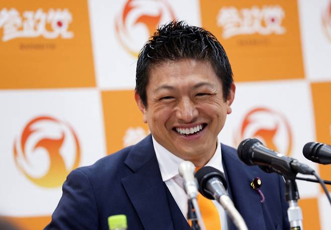 지난 20일 일본 도쿄의 개표소에서 일본 야당 참정당의 대표인 가미야 소헤이가 기자들과 대화하며 미소를 짓고 있다. 현지 언론에 따르면 일본의 자민-공명 집권 연합은 이날 참의원(상원) 선거에서 과반을 상실한 것으로 보인다. 참정당은 극우 성향의 신생 정당으로 이번 선거에서 약진했다. /로이터=뉴스1