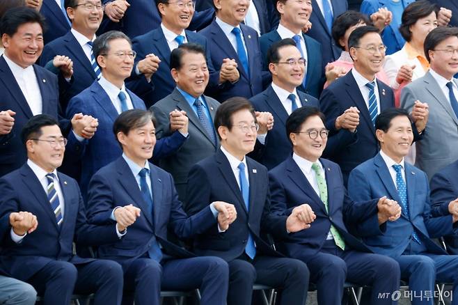 (서울=뉴스1) 안은나 기자 = 우원식 국회의장과 제22대 국회의원들이 2일 오후 서울 여의도 국회 본청 계단에서 전반기 단체 기념 사진 촬영을 하고 있다. 앞줄 왼쪽부터 박찬대, 조국, 이재명, 우원식, 이학영, 주호영, 추경호. 2024.9.2/뉴스1  Copyright (C) 뉴스1. All rights reserved. 무단 전재 및 재배포,  AI학습 이용 금지. /사진=(서울=뉴스1) 안은나 기자