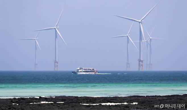 제주시 한림읍 금능 해변 앞 해상으로 비양도와 섬을 연결해주는 여객선이 지나고 있다. /제주=뉴시스