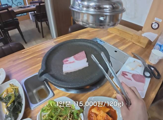 '비계 삼겹살' 제공으로 논란이 된 울릉도 고깃집이 영업정지 7일 처분을 받았다. /사진=유튜브 '꾸준 kkujun' 갈무리