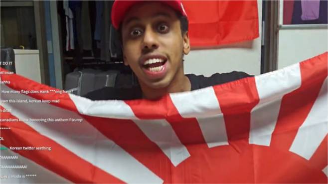 위안부 모욕 등으로 한국에서 출국금지를 당한 미 유튜버 조니 소말리가 이번엔 욱일기를 들고 망언했다. 사진은 소말리가 최근 진행한 개인방송 장면. /사진= 엑스(X·옛 트위터) 캡처