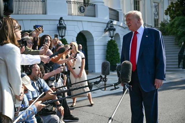 백악관 앞에서 기자들과 대화하는 트럼프 미국 대통령. AFP 연합뉴스
