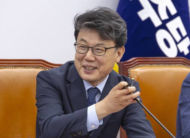 진성준 더불어민주당 정책위의장이 22일 국회에서 열린 원내대책회의 도중 뮨진석 원내수석부대표와 발언 순서를 두고 대화하다 미소짓고 있다. 연합뉴스