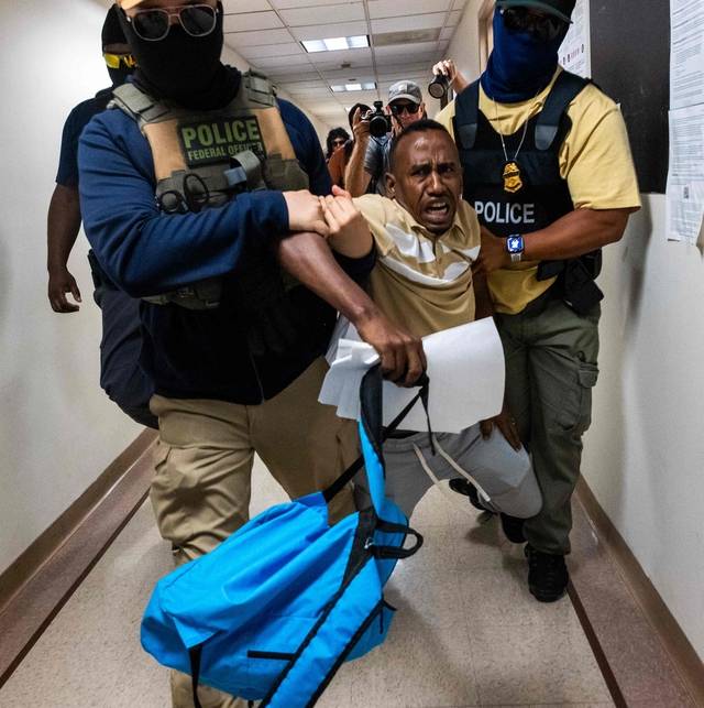 뉴욕시에서 불법 체류자를 체포하는 연방정부 요원. AFP 연합뉴스