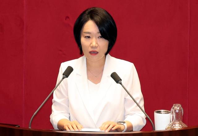 이소영 더불어민주당 의원이 4일 오후 서울 여의도 국회에서 열린 제426회 국회(임시회) 제5차 본회의에서 2회 추가경정예산안에 대한 찬성 토론을 하고 있다. 뉴시스
