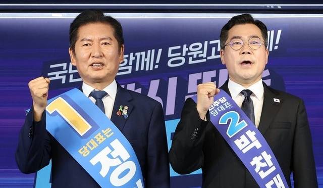 지난 20일 기념촬영을 하고 있는 정청래(왼쪽) 후보와 박찬대 후보. 연합뉴스