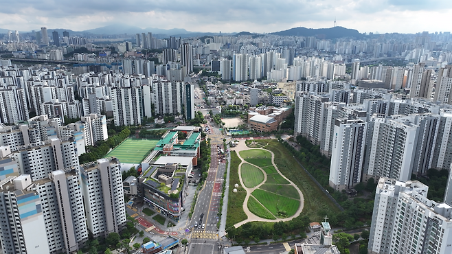 서울 동대문구 답십리동 일대 아파트 단지. 왼쪽이 래미안 미드카운티, 오른쪽이 래미안크레시티 단지. [사진=안경찬 PD]