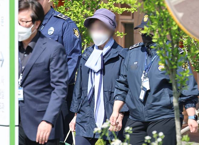 잔고증명서를 위조한 혐의 등으로 복역 중이던 윤석열 전 대통령의 장모 최은순 씨가 지난해 5월 14일 서울동부구치소에서 가석방되고 있다. [뉴시스]