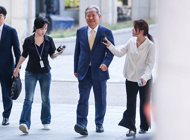 이상민 전 행정안전부 장관이 25일 내란특검 조사를 받기 위해 특검팀 사무실이 마련된 서울 서초구 서울고등검찰청으로 향하고 있다. [연합]