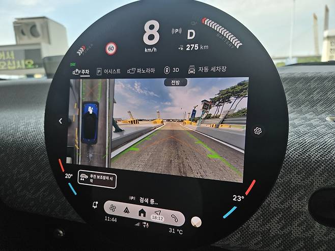 ‘더 뉴 올-일렉트릭 MINI 쿠퍼’에 탑재된 원형 OLED 중앙 디스플레이. 서재근 기자