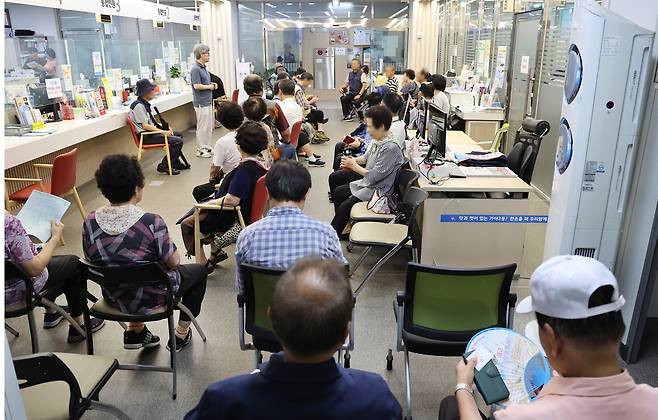 민생회복 소비쿠폰 1차 신청 첫날일 21일 부산 부산진구 가야2동 행정복지센터에서 어르신들이 번호표를 받고 대기하며 순서를 기다리고 있다.2025.7.21 [연합]