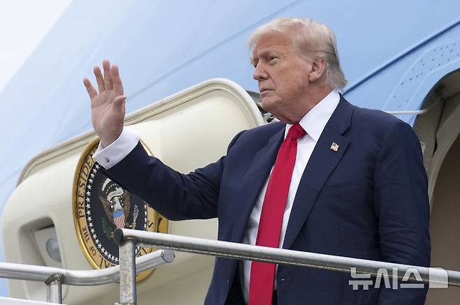 [워싱턴=AP/뉴시스]도널드 트럼프 미국 대통령이 25일(현지 시간) 스코틀랜드 에어셔의 프레스트윅 공항에 도착해 손을 들어보이고 있다. 2025.07.26.