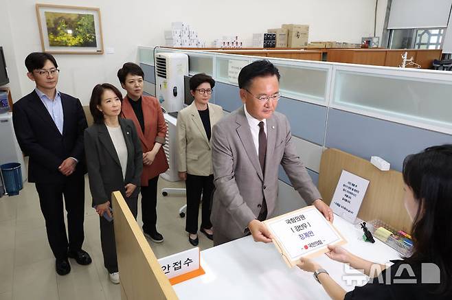 [서울=뉴시스] 김금보 기자 = 유상범 국민의힘 원내수석부대표를 비롯한 의원들이 24일 서울 여의도 국회 의안과에서 강선우 더불어민주당 의원에 대한 징계요구안을 제출하고 있다. 2025.07.24. kgb@newsis.com