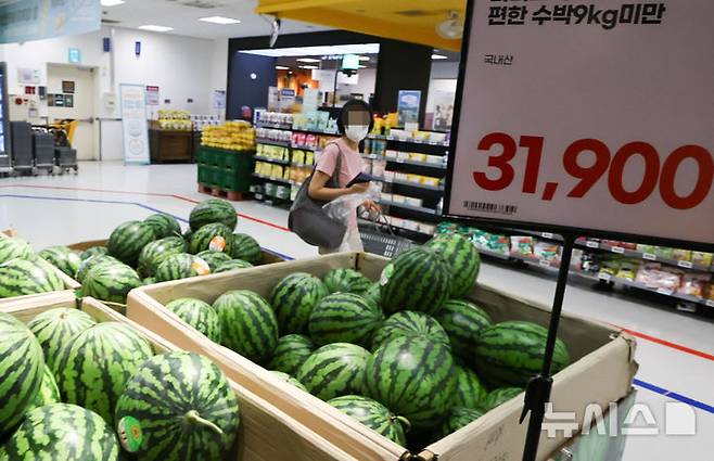 [서울=뉴시스] 최진석 기자 = 23일 서울 한 대형마트에 수박이 진열되어 이있다. 한국농수산식품유통공사 KAMIS 농수산물 유통정보에 따르면 22일 기준 수박 상품 1개 기준 가격은 31,163원으로 전년대비 25.45% 비싼것으로 나타났다. 2025.07.23. myjs@newsis.com