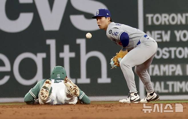 [보스턴=AP/뉴시스] 미국 메이저리그 LA 다저스의 김혜성이 25일(현지 시간) 미국 매사추세츠주 보스턴의 펜웨이파크에 열린 보스턴 레드삭스와의 2025 MLB 원정경기에서 3회말 수비에 임하고 있다. 2025.07.26.