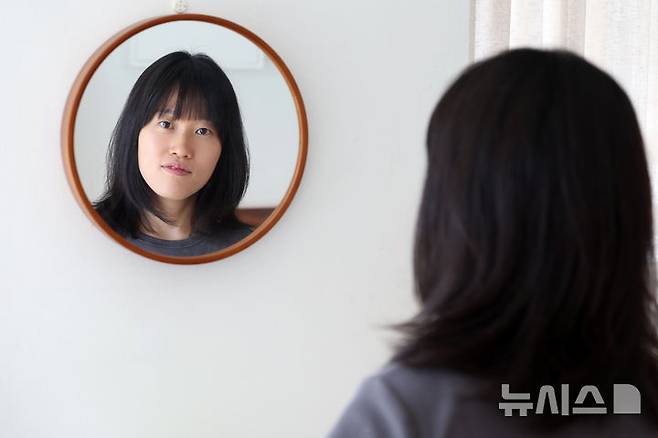 [서울=뉴시스] 박진희 기자 = 원소윤 작가가 25일 서울 서대문구 한 카페에서 인터뷰 하고 있다. 서울대 출신 스탠드업 코미디언인 원 작가는 최근 소설 '꽤 낙천적인 아이'를 출간했다. 2025.07.26. pak7130@newsis.com