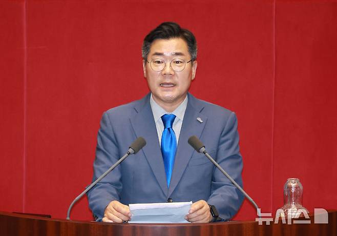 [서울=뉴시스] 고승민 기자 = 박찬대 더불어민주당 대표 후보가 23일 서울 여의도 국회에서 열린 제427회 국회(임시회) 제2차 본회의에서 5분 자유발언을 하고 있다. 2025.07.23. kkssmm99@newsis.com