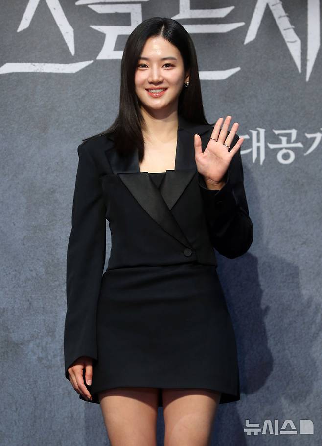[서울=뉴시스] 김혜진 기자 = 배우 박주현이 12일 오전 서울 구로구 라마다 신도림 호텔에서 열린 STUDIO X+U 새 미드폼 드라마 '메스를 든 사냥꾼' 제작발표회에서 포즈를 취하고 있다. 2025.06.12. jini@newsis.com