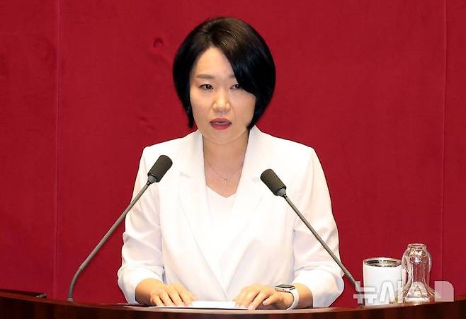 [서울=뉴시스] 조성봉 기자 = 이소영 더불어민주당 의원이 4일 오후 서울 여의도 국회에서 열린 제426회 국회(임시회) 제5차 본회의에서 2회 추가경정예산안에 대한 찬성 토론을 하고 있다. 2025.07.04. suncho21@newsis.com