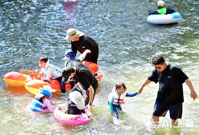 [화순=뉴시스] 이현행 기자 = 26일 오후 전남 화순 동가리 계곡에서 가족들이 물놀이를 즐기고 있다. 2025.07.26. lhh@newsis.com